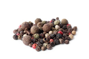 Beyaz üzerine izole edilmiş farklı biber tanelerinin karışımı