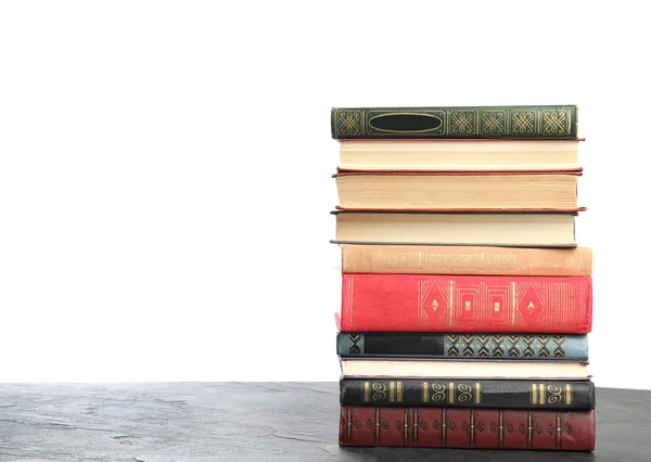 Pila de libros antiguos de época sobre mesa de piedra gris contra bac blanco — Foto de Stock