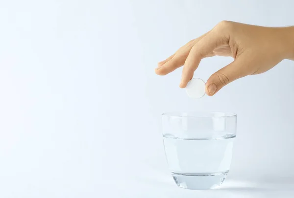 Mujer Poniendo Tableta Vaso Agua Sobre Fondo Blanco Espacio Para — Foto de Stock