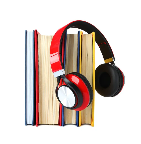 Książki i nowoczesne słuchawki izolowane na białym — Zdjęcie stockowe