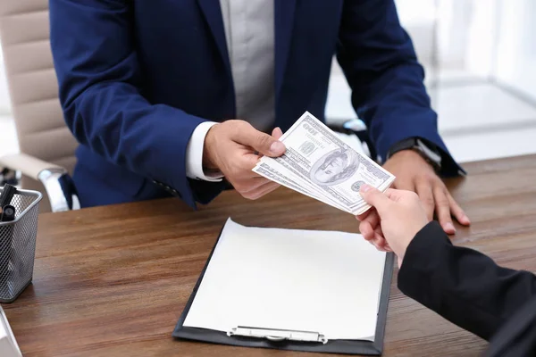 Vrouw Die Smeergeld Geeft Aan Een Man Aan Tafel Close — Stockfoto