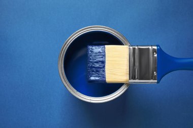 Parlak arka planda boya ve fırça kutusu, üst manzara. 2020 yılının rengi (Klasik mavi)