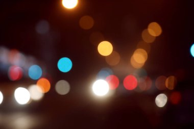 Gece şehrinin bulanık görüntüsü. Bokeh etkisi