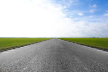 Ulaşımsız asfalt otoyolun güzel manzarası