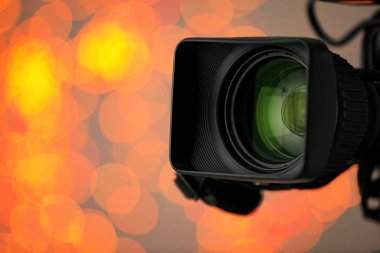 Bulanık ışıklara karşı modern video kamera, yakın plan