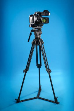 Mavi arka planda modern profesyonel video kamera