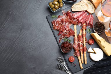 Gri masada servis edilen lezzetli prosciutto, düz yatıyordu. Metin için boşluk
