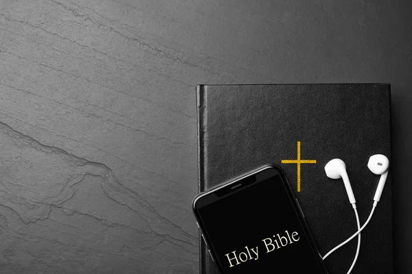 Biblia Telefon Słuchawki Czarnym Tle Widok Góry Miejsca Tekst Religijny — Zdjęcie stockowe