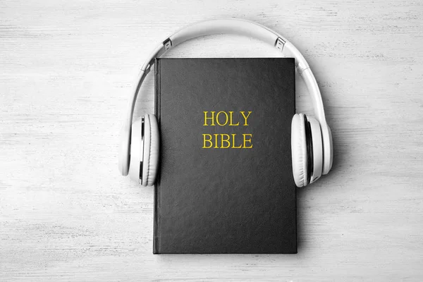 Bibeln Och Hörlurar Vit Trä Bakgrund Ovanifrån Religiös Ljudbok — Stockfoto