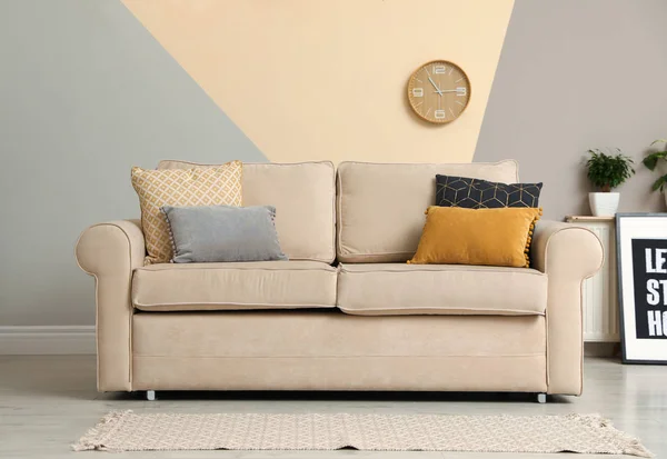 Sofá confortável moderno com travesseiros dentro de casa. Quarto elegante inter — Fotografia de Stock