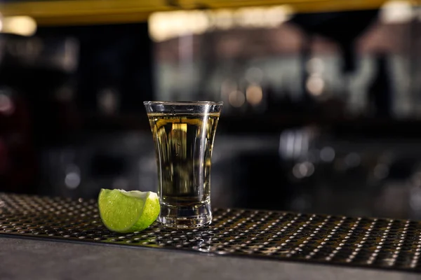 Mexikanska Tequila Sköt Med Limeskiva Bardisken Plats För Text — Stockfoto