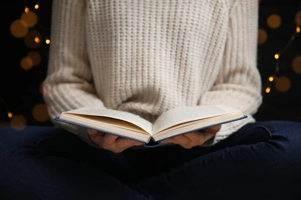 Junge Frau liest Buch zu Hause, Nahaufnahme — Stockfoto