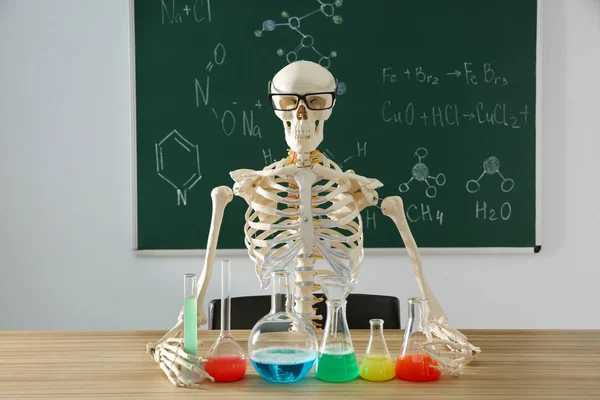 Skelett Und Verschiedene Chemiegläser Klassenzimmer — Stockfoto