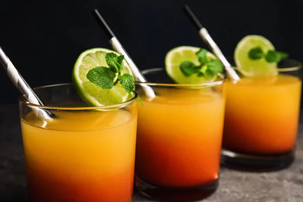 Frische Alkoholische Tequila Sonnenaufgangscocktails Auf Grauem Tisch Nahaufnahme — Stockfoto