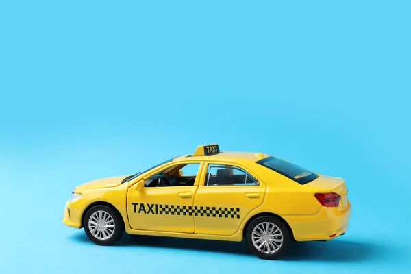 Gelbes Modell Eines Taxiwagens Auf Hellblauem Hintergrund Raum Für Text — Stockfoto