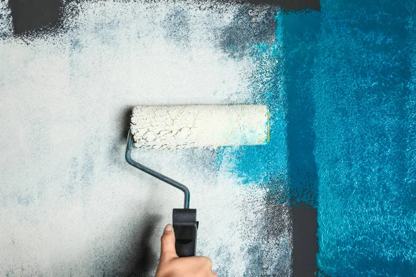 Donna pittura parete con tintura blu, primo piano — Foto Stock