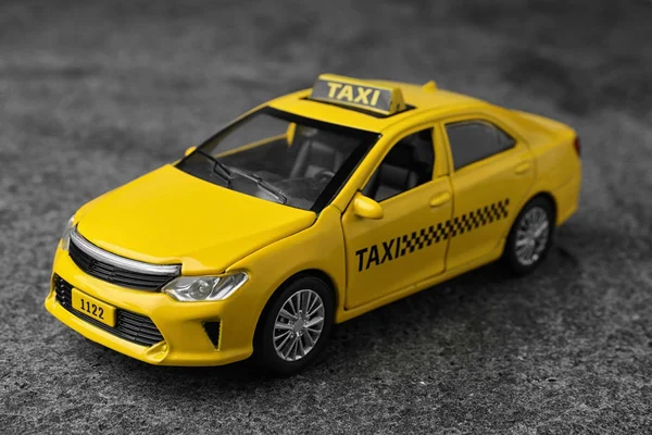 Жовта Модель Таксі Сірому Фоні — стокове фото