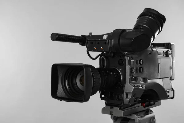 Moderne Professionelle Videokamera Auf Hellem Hintergrund — Stockfoto