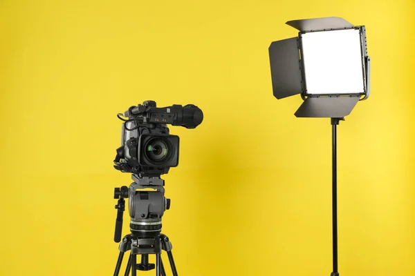 Επαγγελματικός Εξοπλισμός Βιντεοκάμερας Και Φωτισμού Κίτρινο Φόντο — Φωτογραφία Αρχείου