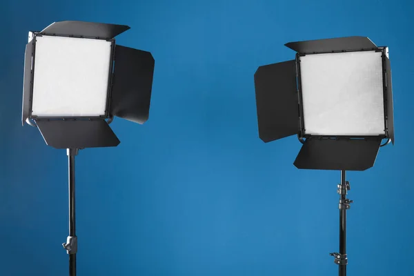 Apparecchiatura Illuminazione Professionale Produzione Video Sfondo Blu — Foto Stock