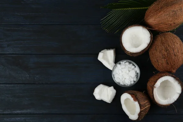 Плоская композиция с кокосовым маслом на темном деревянном столе, спак — стоковое фото