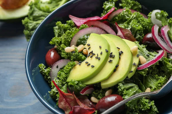 Leckerer Frischer Grünkohlsalat Auf Blauem Holztisch Nahaufnahme — Stockfoto