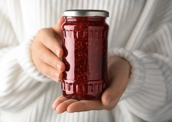 Žena with jar of malpberry jam, closeup — Stock fotografie