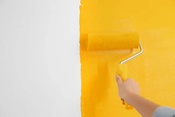 Mulher Pintando Parede Branca Com Tinta Amarela Close Renovação Interior — Fotografia de Stock