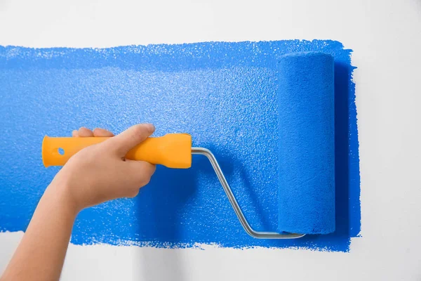 Woman Painting White Wall Blue Dye Closeup Interior Renovation — Stock Photo, Image