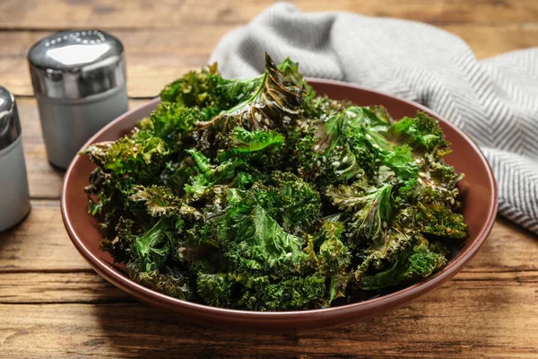 Smaklig Bakade Färska Grönkålschips Träbord — Stockfoto