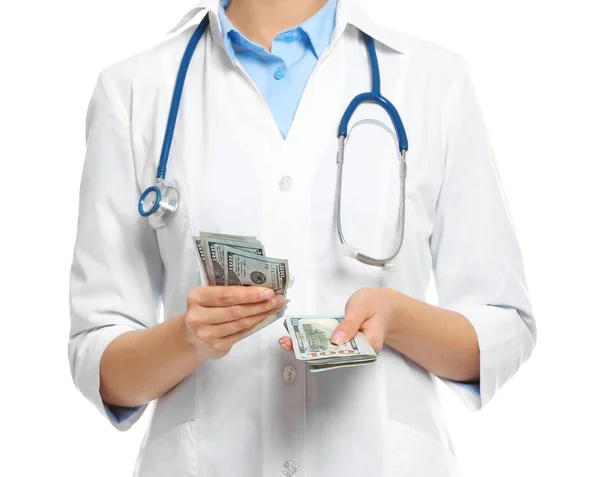 Arzt mit Bestechungsgeld auf weißem Hintergrund, Nahaufnahme. Korruption in mir — Stockfoto