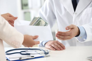 Hasta klinikteki doktora rüşvet veriyor, yakın plan. Yozlaşmış tıp