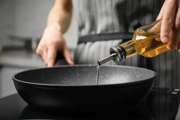 Woman Pouring Cooking Oil Bottle Frying Pan Closeup — 스톡 사진