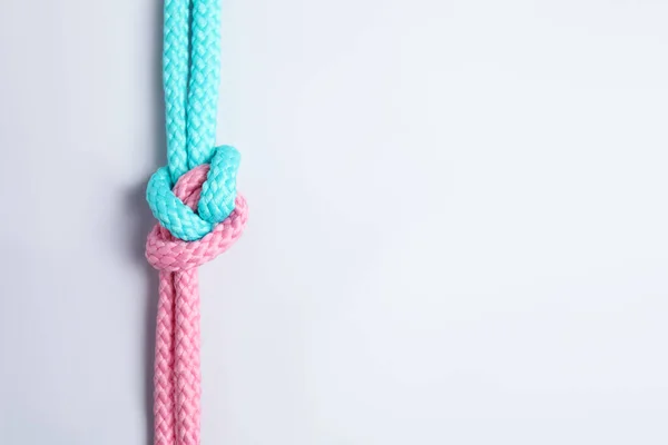 カラフルなロープの結び目を白 上のビューに隔離と一緒にタイ 統一概念 — ストック写真
