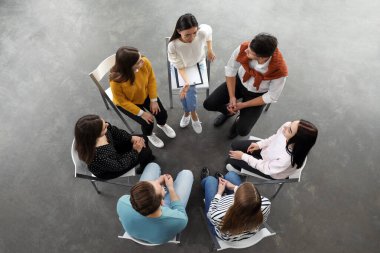Grup terapi seansında hastalarla çalışan psikoterapist.