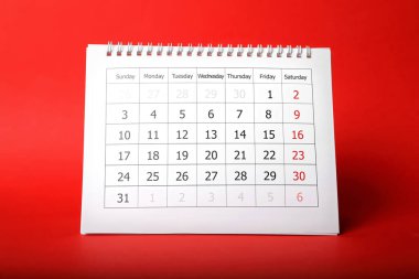 Kırmızı arkaplanda kağıt takvimi. Planlama kavramı