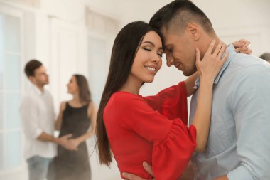 Partide dans eden sevimli genç çift.