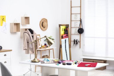 Moda tasarımcısının atölyedeki iş yeri. Yeni kıyafetler oluşturuluyor