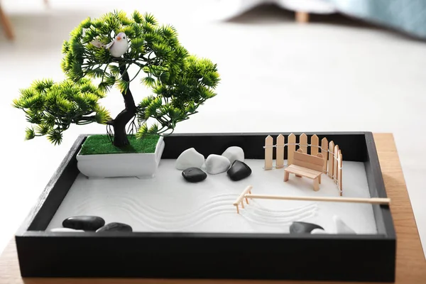 Beau jardin zen miniature sur table en bois à l'intérieur — Photo