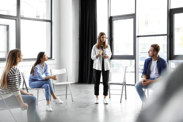 Psicoterapeuta Trabajando Con Pacientes Sesiones Terapia Grupo Interiores — Foto de Stock