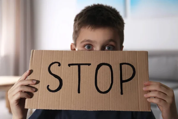 Mishandelde kleine jongen met bord Stop binnen. Huiselijk geweld — Stockfoto