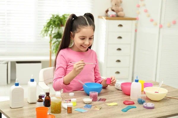 Niedliches Kleines Mädchen Macht Selbst Gemachtes Schleimspielzeug Tisch Drinnen — Stockfoto