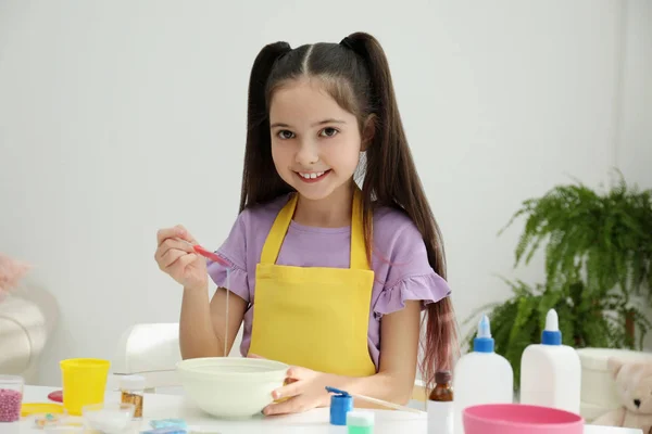 Nettes Kleines Mädchen Das Tisch Zimmer Zutaten Mit Silikonspachtel Mixt — Stockfoto