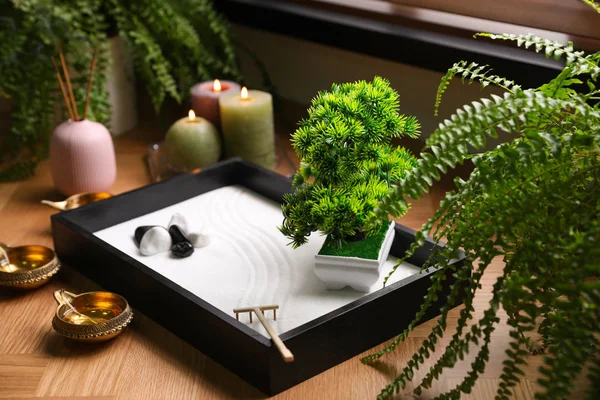 Piękny Miniaturowy Ogród Zen Świece Lampy Olejne Pobliżu Okna Pomieszczeniach — Zdjęcie stockowe