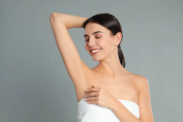 Young woman showing hairless armpit after epilation procedure on — Stock Photo, Image