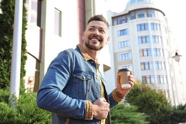 Hombre con taza de café en la calle de la ciudad por la mañana —  Fotos de Stock