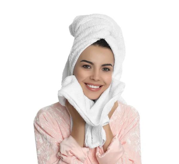 Jonge Vrouw Vegen Gezicht Met Handdoek Witte Achtergrond — Stockfoto