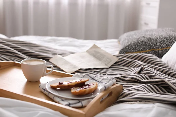 Ochtendkoffie Broodjes Dienblad Slaapkamer — Stockfoto