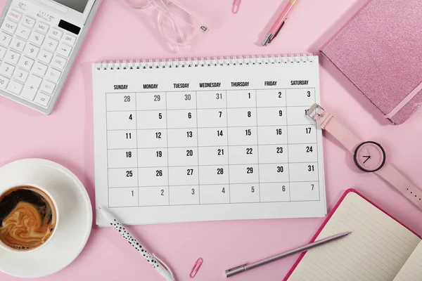 Flache Liegekomposition Mit Kalender Auf Rosa Hintergrund — Stockfoto