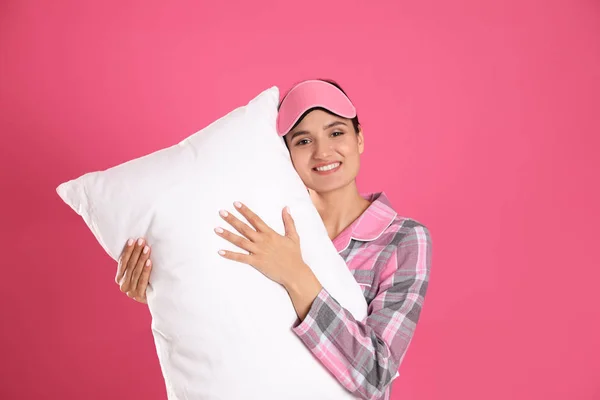 Hermosa mujer con almohada sobre fondo rosa. Hora de dormir —  Fotos de Stock